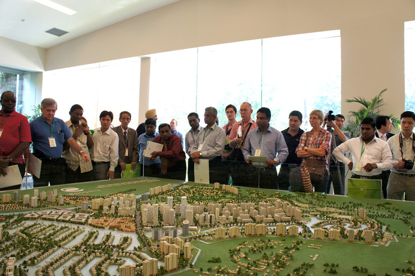 Các đại biểu nghe giới thiệu về dự án Ecopark