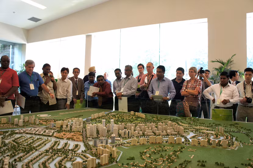 Các đại biểu nghe giới thiệu về dự án Ecopark