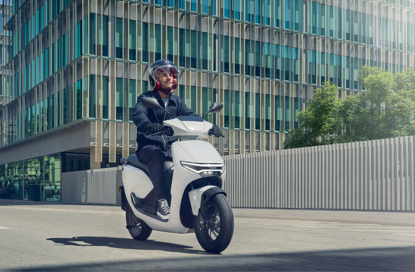 Xe máy điện CUV e: Xe máy điện CUV e: