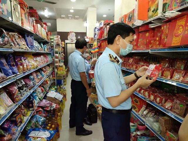Lực lượng QLTT tăng cường kiểm tra, kiểm soát thị trường dịp Tết