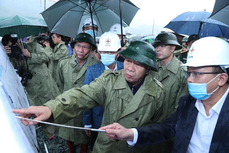 Phó Thủ tướng Lê Văn Thành kiểm tra tại công trình Nhà máy thủy điện Hòa Bình mở rộng ngày 30-10 Phó Thủ tướng Lê Văn Thành kiểm tra tại công trình Nhà máy thủy điện Hòa Bình mở rộng ngày 30-10