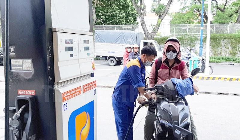 Giá xăng dầu giảm mạnh sau 3 tháng