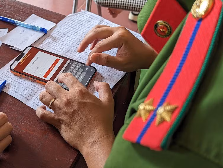 Kiên trì và bền bỉ, trong quá trình thực hiện Mệnh lệnh 01, CATP Hà Nội đã về đích chỉ tiêu cấp CCCD và hoàn thành số lượng lớn kích hoạt định danh điện tử Kiên trì và bền bỉ, trong quá trình thực hiện Mệnh lệnh 01, CATP Hà Nội đã về đích chỉ tiêu cấp CCCD và hoàn thành số lượng lớn kích hoạt định danh điện tử