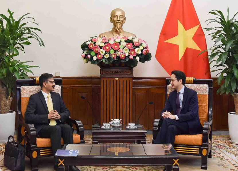 Thứ trưởng Bộ Ngoại giao Đỗ Hùng Việt (bên phải) tiếp Báo cáo viên đặc biệt của Liên hợp quốc về Quyền Phát triển Surya Deva