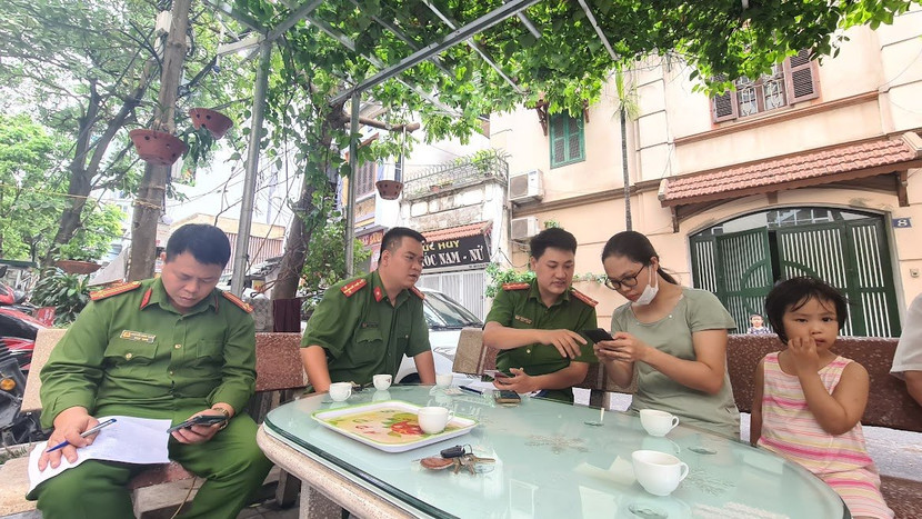 Cán bộ chiến sĩ Công an phường Mỹ Đình 2, quận Nam Từ Liêm đến từng khu dân cư hướng dẫn nhân dân kích hoạt định danh điện tử trong thời điểm thực hiện Mệnh lệnh 01