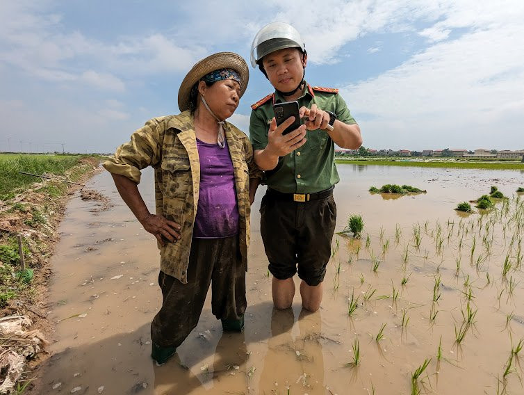 Công an Thủ đô xuống đồng hướng dẫn nhân dân kích hoạt định danh điện tử