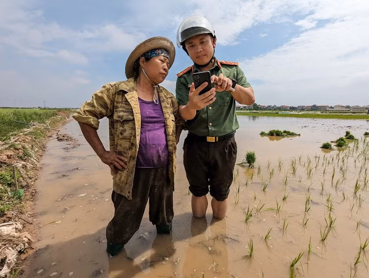 Công an Thủ đô xuống đồng hướng dẫn nhân dân kích hoạt định danh điện tử Công an Thủ đô xuống đồng hướng dẫn nhân dân kích hoạt định danh điện tử