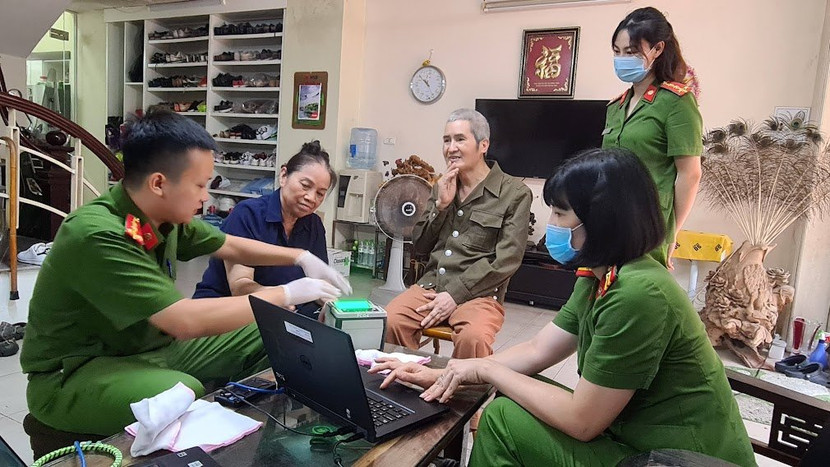 Cán bộ chiến sĩ Phòng Cảnh sát QLHC về TTXH CATP Hà Nội đến nhà cấp CCCD cho nhân dân