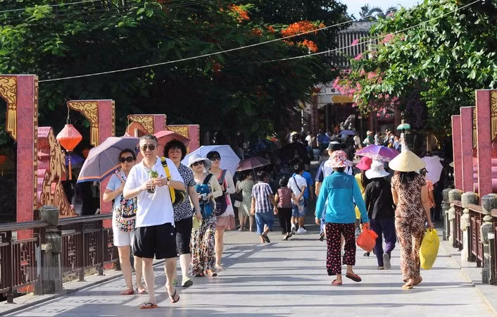 Khách du lịch Trung Quốc tới phố cổ Hội An