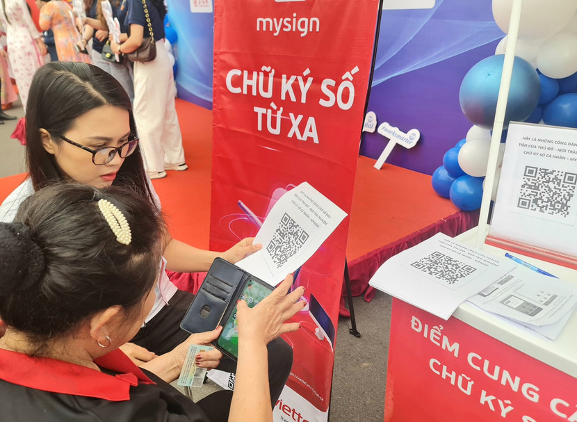 Nhiều người đến đăng ký cấp chữ ký số cá nhân trong sáng 8-4 Nhiều người đến đăng ký cấp chữ ký số cá nhân trong sáng 8-4