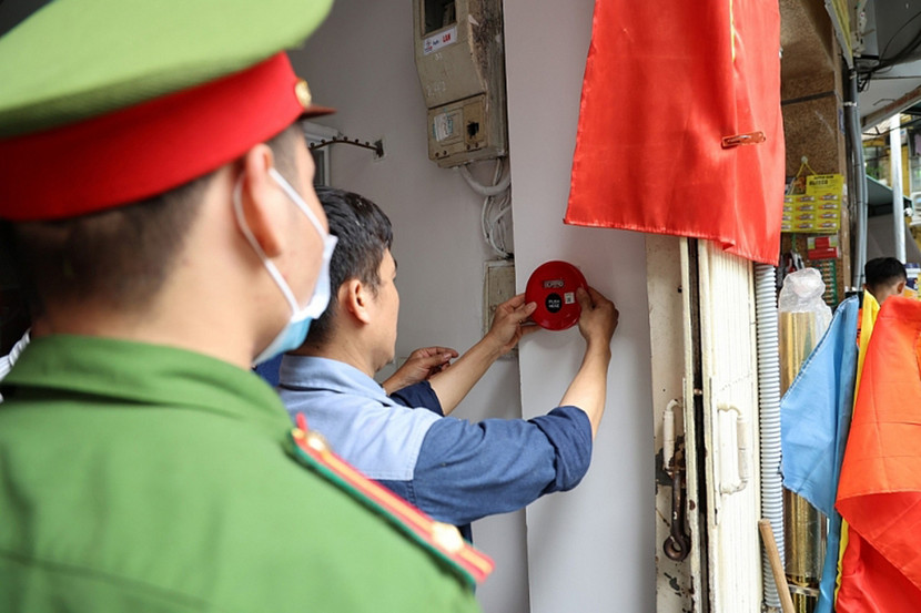CAQ Hoàn Kiếm lắp chuông báo cho mô hình “Tổ liên gia an toàn PCCC” trên địa bàn