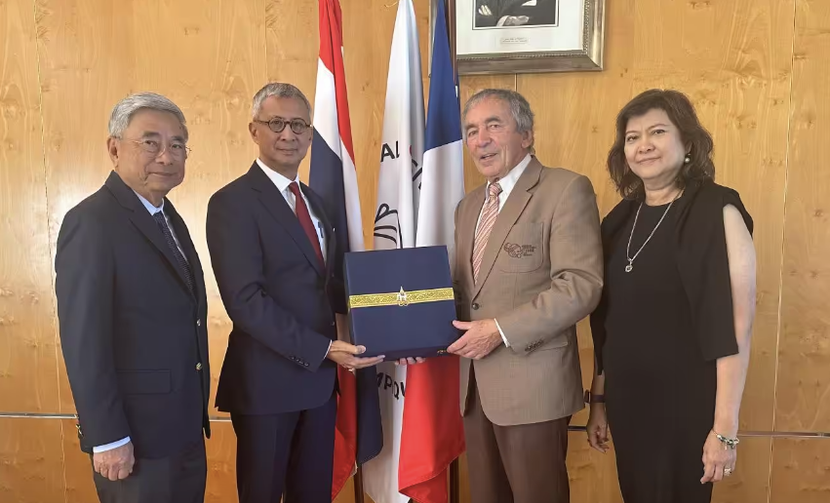 Chủ tịch Ủy ban Olympic quốc gia Thái Lan - Pimol Srivikorn (thứ hai từ trái sang) sang Pháp trực tiếp xin lỗi Chủ tịch Liên đoàn bi sắt thế giới - Claude Azema hôm 27-9