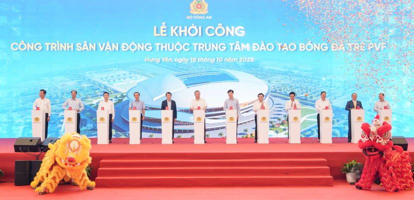 Các đại biểu bấm nút khởi công xây dựng Sân vận động PVF Các đại biểu bấm nút khởi công xây dựng Sân vận động PVF