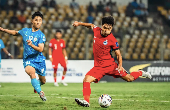 Singapore (áo đỏ) trong trận thắng Ấn Độ 2-1