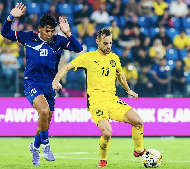 Hector Hevel (13) - người ghi bàn trong trận Malaysia thắng Nepal 2-0 - nằm trong nhóm 7 cầu thủ nhập tịch trái phép bị FIFA kỷ luật