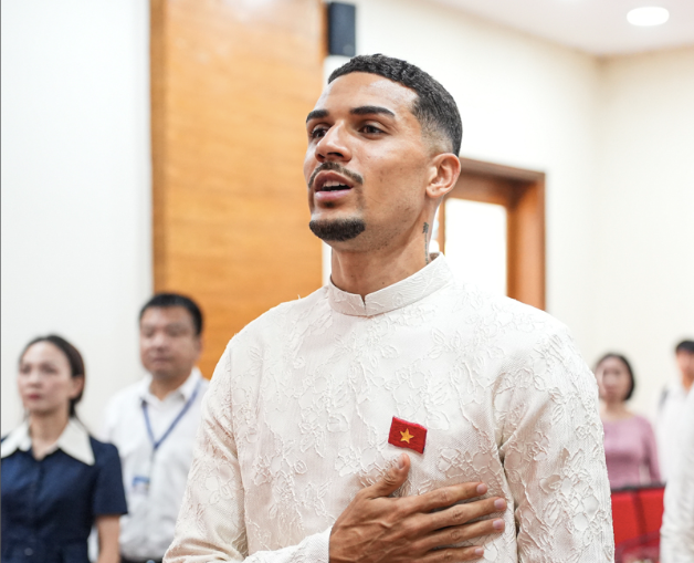 Hendrio - Đỗ Hoàng Hên chính thức nhận quốc tịch Việt Nam (Ảnh: VFF)