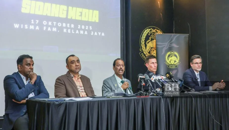 Đại diện FAM tại buổi họp báo đột xuất chiều 17-10