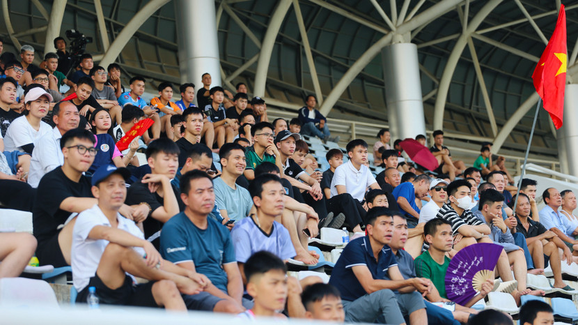 Đông đảo khán giả theo dõi trận đấu