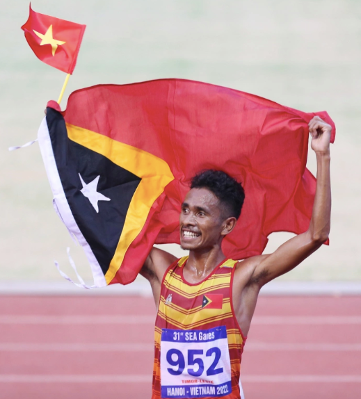 VĐV điền kinh người Timor Leste - Felisberto de Deus cầm cờ Tổ quốc của anh và Việt Nam ăn mừng huy chương bạc nội dung chạy 10.000m tại SEA Games Hà Nội 2021 - Hình ảnh đẹp về tinh thần đoàn kết của thể thao ASEAN VĐV điền kinh người Timor Leste - Felisberto de Deus cầm cờ Tổ quốc của anh và Việt Nam ăn mừng huy chương bạc nội dung chạy 10.000m tại SEA Games Hà Nội 2021 - Hình ảnh đẹp về tinh thần đoàn kết của thể thao ASEAN