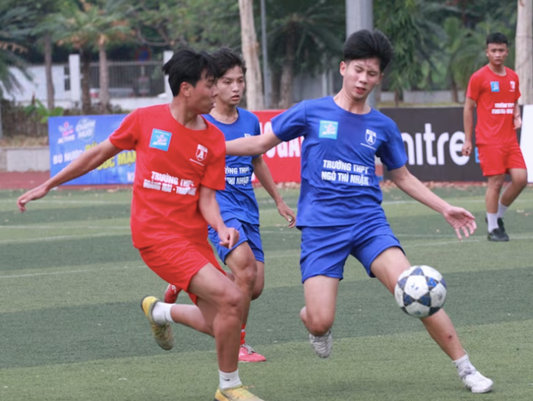 Nguyễn Quang Vinh (trái) thi đấu cho THPT Hoàng Mai mùa giải 2022