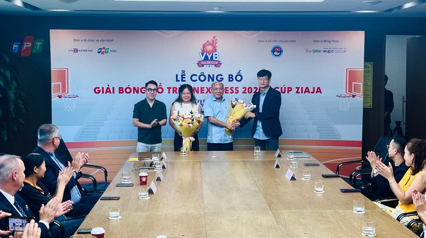 Ban tổ chức tặng hoa nhà tài trợ tại lễ ra mắt Giải Bóng rổ trẻ VnExpress năm 2025 - Cúp Ziaja (khu vực Hà Nội), ngày 2-10