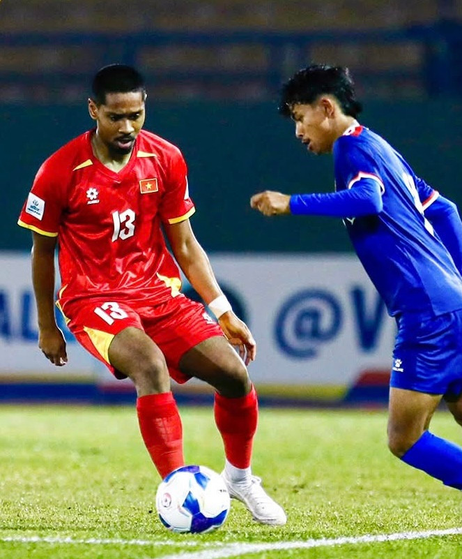 Pendant Quang Vinh thể hiện lợi thế thể hình và kỹ thuật trước cầu thủ Nepal