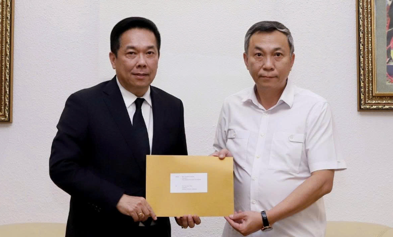Phó Chủ tịch LĐBĐ Thái Lan Adisak Benjasiriwan (trái) chuyển thư xin lỗi của LĐBĐ Thái Lan tới Chủ tịch LĐBĐ Việt Nam Trần Quốc Tuấn