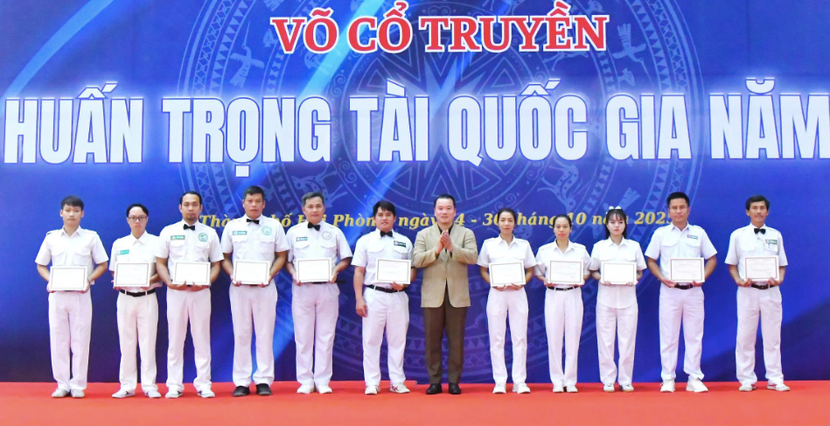 Kết thúc khóa tập huấn, ban tổ chức trao chứng nhận cho 22 trọng tài đạt hạng A, 24 trọng tài đạt hạng B Kết thúc khóa tập huấn, ban tổ chức trao chứng nhận cho 22 trọng tài đạt hạng A, 24 trọng tài đạt hạng B