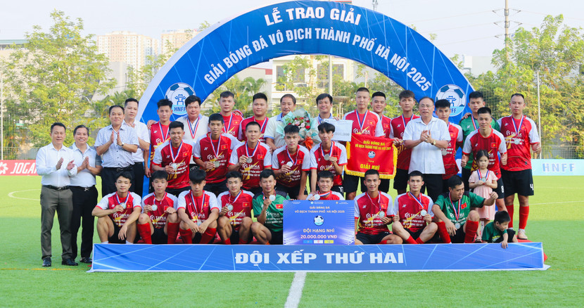 CLB bóng đá xã Đan Phượng giành á quân