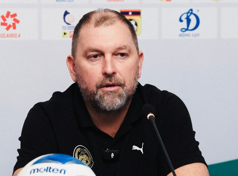 HLV Peter Cklamovski của tuyển Malaysia tại họp báo trước trận gặp chủ nhà Lào