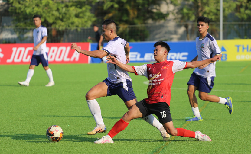 CLB bóng đá xã Hoài Đức (áo trắng) tỏ ra lấn lướt trước CLB bóng đá xã Đan Phượng trong trận chung kết