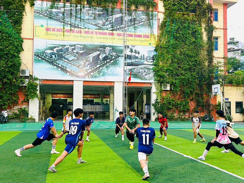 Các cầu thủ THPT Hoàng Mai tập luyện, chuẩn bị cho mùa giải mới