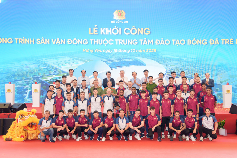 CLB bóng đá Công an Hà Nội chụp ảnh lưu niệm cùng các đại biểu tại sự kiện CLB bóng đá Công an Hà Nội chụp ảnh lưu niệm cùng các đại biểu tại sự kiện