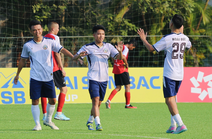 CLB bóng đá xã Hoài Đức thắng chung cuộc 5-1, giành chức vô địch