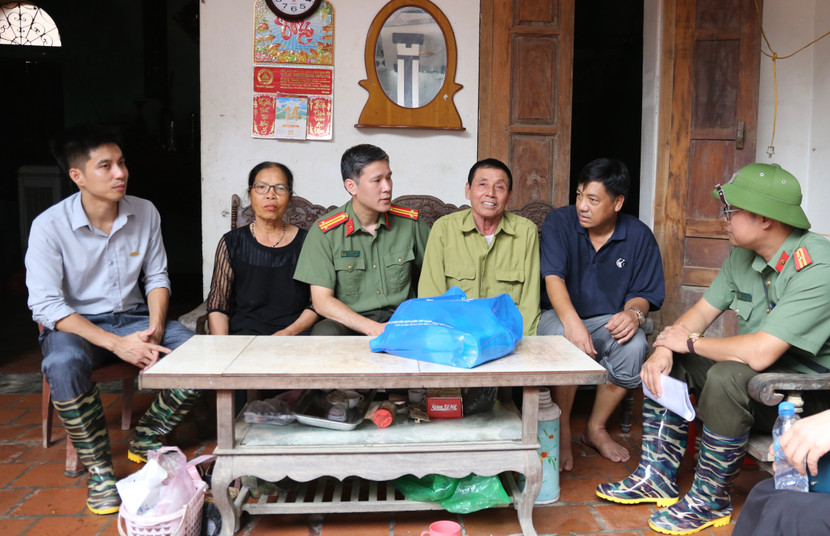 Đoàn công tác thăm hỏi, động viên và tặng quà gia đình ông Đỗ Văn Thế Đoàn công tác thăm hỏi, động viên và tặng quà gia đình ông Đỗ Văn Thế