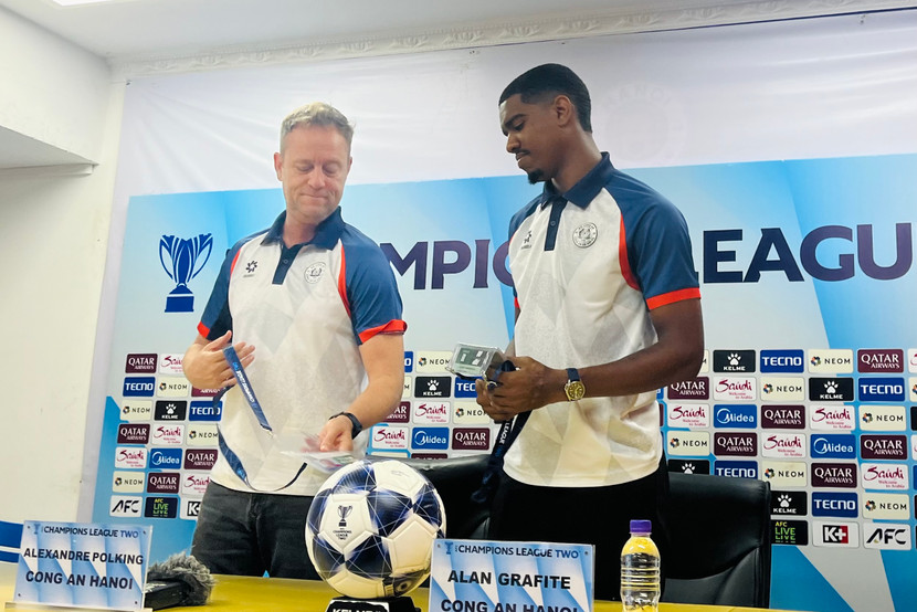 HLV Polking cùng tiền đạo Alan tại họp báo trước trận