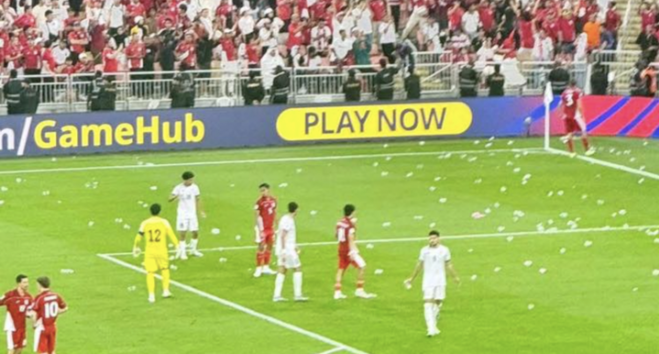 Cổ động viên Indonesia ném chai lọ xuống sân để phản đối trọng tài