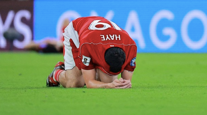 Tiền vệ nhập tịch 31 tuổi Thom Haye ôm đầu, gục ngã sau khi Indonesia thất bại mục tiêu World Cup 2026