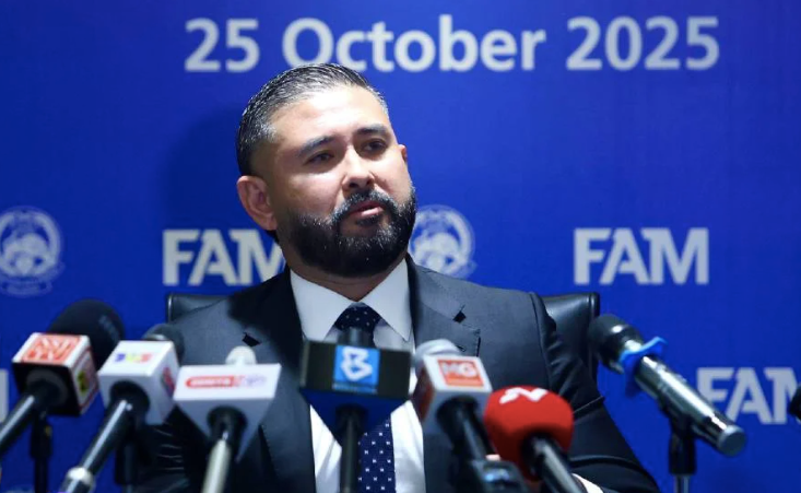 Nhiếp chính vương Johor - Tunku Ismail thông tin với báo chí ngày 25-10