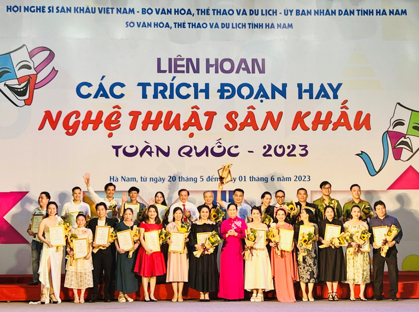 Trao huy chương Vàng cho các diễn viên xuất sắc tham gia liên hoan.