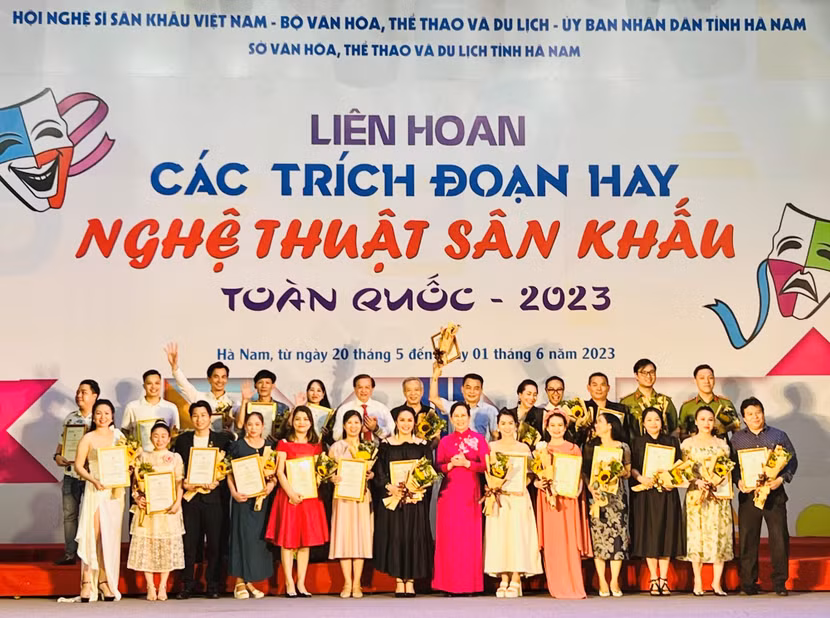Trao huy chương Vàng cho các diễn viên xuất sắc tham gia liên hoan.