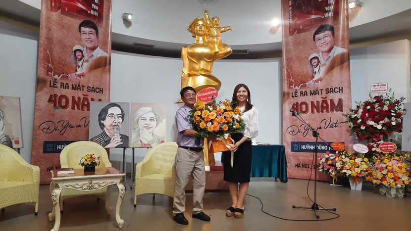 Nhà báo Huỳnh Dũng Nhân tại buổi ra mắt cuốn hồi ký Nhà báo Huỳnh Dũng Nhân tại buổi ra mắt cuốn hồi ký