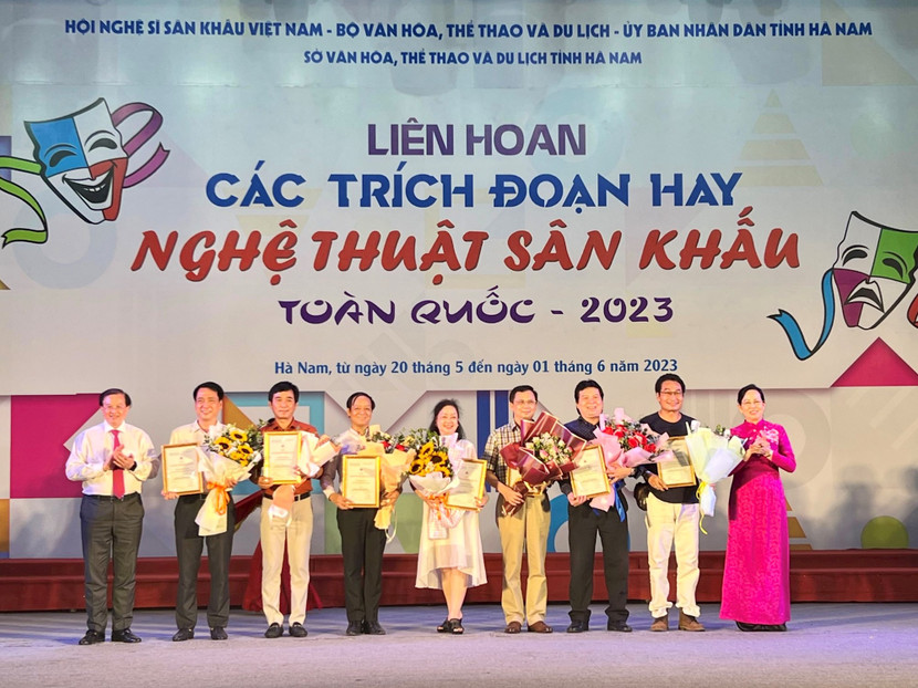 Trao giải Xuất sắc cho 7 trích đoạn nghệ thuật sân khấu tham gia liên hoan.