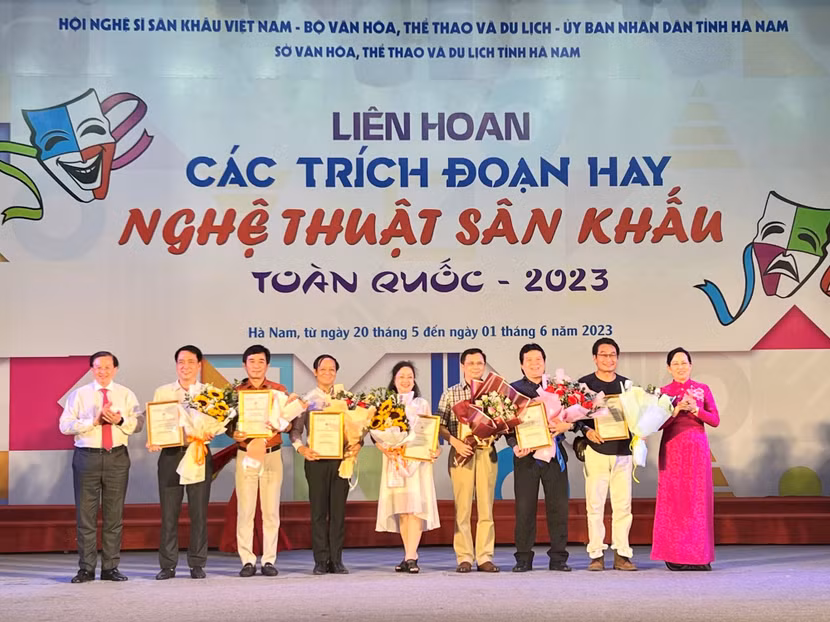 Trao giải Xuất sắc cho 7 trích đoạn nghệ thuật sân khấu tham gia liên hoan.