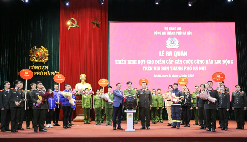 Các đồng chí: Trung tướng Nguyễn Duy Ngọc - Ủy viên Trung ương Đảng, Thứ trưởng Bộ Công an; Lê Hồng Sơn - Phó Chủ tịch Thường trực UBND TP Hà Nội; Trung tướng Nguyễn Hải Trung - Giám đốc CATP Hà Nội, thực hiện nghi lễ nhấn nút khởi động Lễ Ra quân triển khai Đợt cao điểm cấp căn cước công dân lưu động tại địa bàn Hà Nội, ngày 31-12-2020 Các đồng chí: Trung tướng Nguyễn Duy Ngọc - Ủy viên Trung ương Đảng, Thứ trưởng Bộ Công an; Lê Hồng Sơn - Phó Chủ tịch Thường trực UBND TP Hà Nội; Trung tướng Nguyễn Hải Trung - Giám đốc CATP Hà Nội, thực hiện nghi lễ nhấn nút khởi động Lễ Ra quân triển khai Đợt cao điểm cấp căn cước công dân lưu động tại địa bàn Hà Nội, ngày 31-12-2020