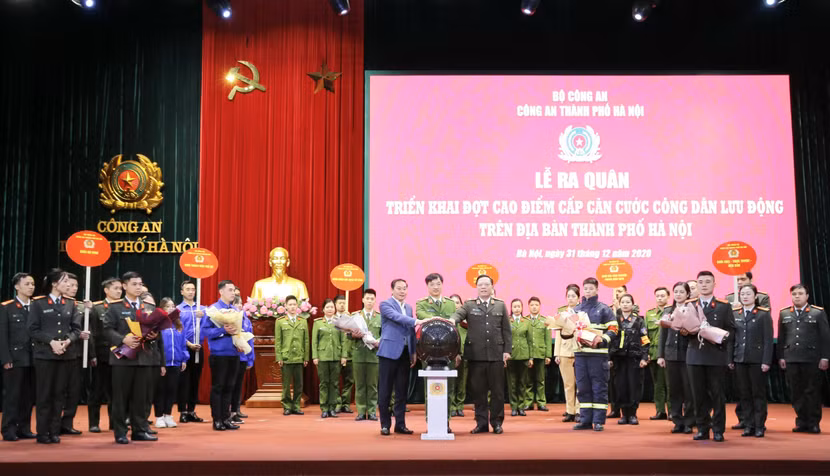 Các đồng chí: Trung tướng Nguyễn Duy Ngọc - Ủy viên Trung ương Đảng, Thứ trưởng Bộ Công an; Lê Hồng Sơn - Phó Chủ tịch Thường trực UBND TP Hà Nội; Trung tướng Nguyễn Hải Trung - Giám đốc CATP Hà Nội, thực hiện nghi lễ nhấn nút khởi động Lễ Ra quân triển khai Đợt cao điểm cấp căn cước công dân lưu động tại địa bàn Hà Nội, ngày 31-12-2020