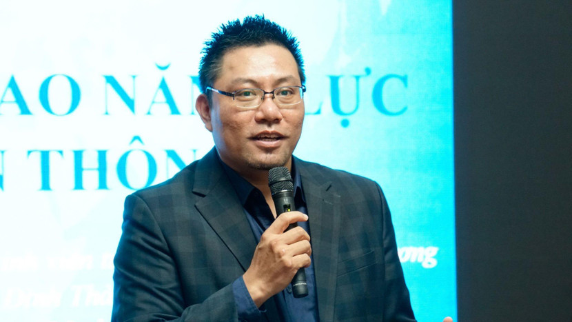 Dịch giả Nguyễn Đình Thành Đồng sáng lập Elite PR School Giải thưởng văn học dịch của Hội Nhà văn Hà Nội năm 2008 cho tác phẩm “Nửa kia của Hitler” Anh cũng là tác giả của một số tác phẩm dịch như: Con của Nô ê, Ông Ibrahim và những đóa hoa Coran, Chàng Su mô không thể béo, kịch Người khách lạ, kịch Trường học của quỷ, kịch Bữa tối những thằng ngu, tác giả cuốn chuyên khảo “Thần thoại PR về nghề truyền thông”.