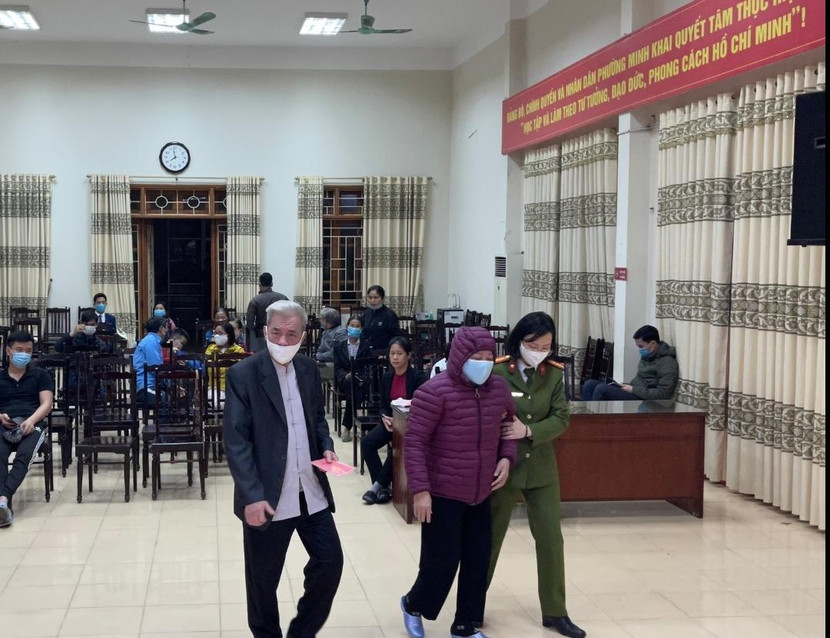 Thiếu tá Nguyễn Thanh Huyền cùng CBCS CAQ Bắc Từ Liêm giúp đỡ nhân dân đến làm CCCD gắn chíp điện tử