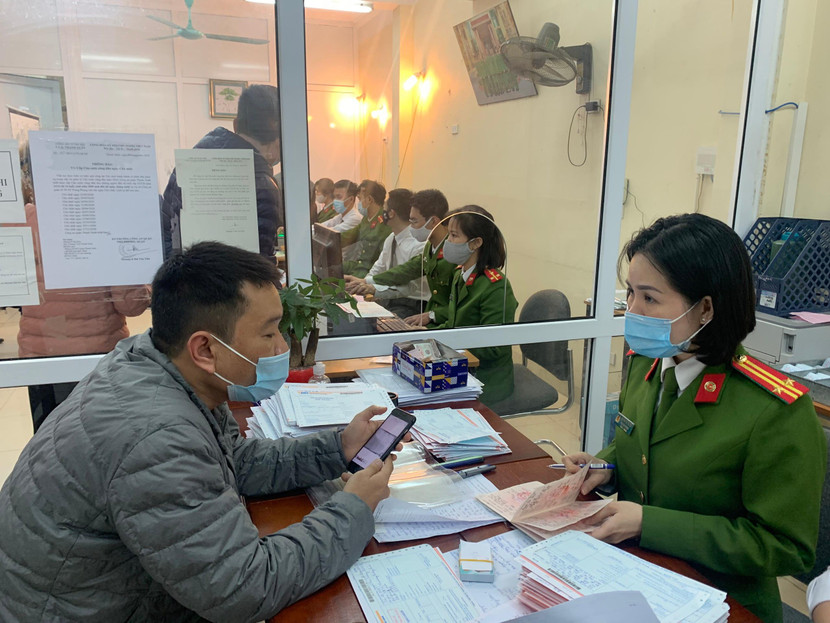 Trung tá Nguyễn Thị Thu Cúc trực tiếp cùng CBCS Đội Cảnh sát QLHC về TTXH CAQ Thanh Xuân làm công tác tiếp dân