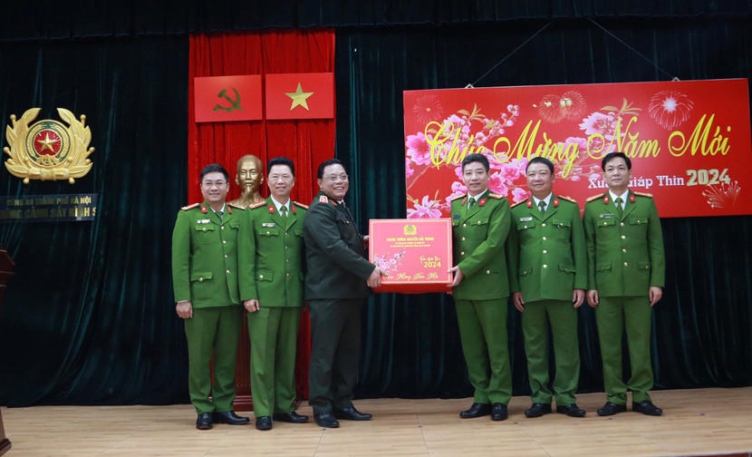 Trung tướng Nguyễn Hải Trung - Giám đốc CATP Hà Nội tặng quà động viên cán bộ chiến sĩ Phòng Cảnh sát hình sự